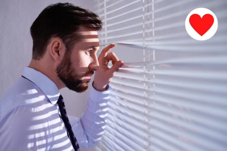 Pourquoi un pervers narcissique vous espionne